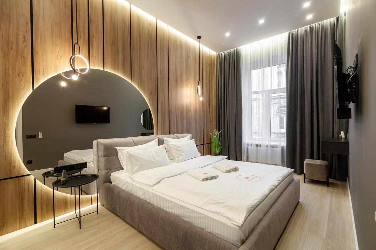 Royal Apartament On Voloshyna 2 Лвив Екстериор снимка